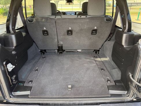 Used 2025 Jeep Wrangler Unlimited Sahara AWD/4WD image 31