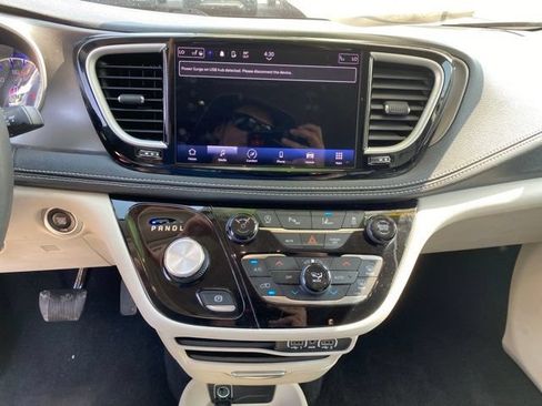 Used 2023 Chrysler Pacifica Touring-L FWD image 24