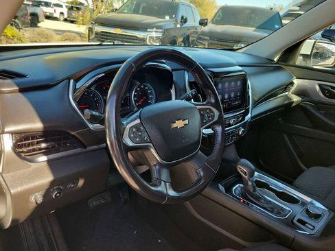 Used 2021 Chevrolet Traverse LT image 2