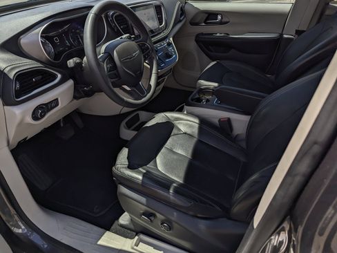 Used 2022 Chrysler Pacifica Touring-L FWD image 10