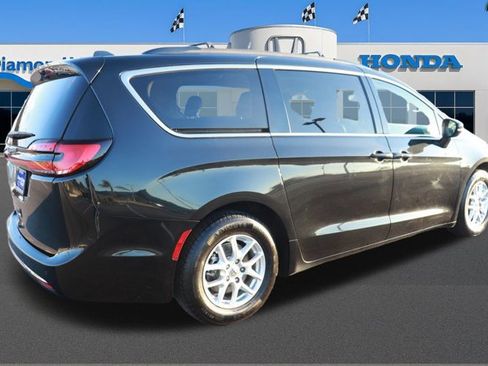 Used 2022 Chrysler Pacifica Touring-L image 7