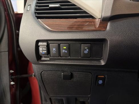 Used 2020 Toyota Sienna Limited image 23