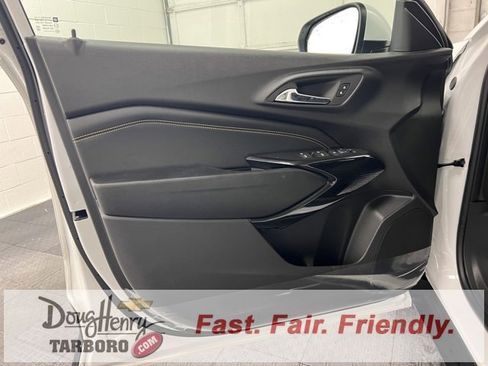 New 2025 Chevrolet Trax LT w/ Sunroof Package image 29