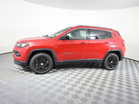 Used 2024 Jeep Compass Latitude AWD/4WD image 2