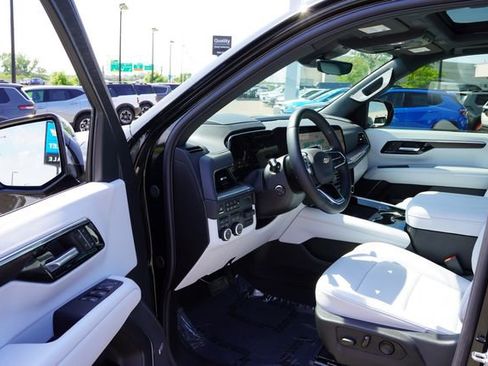 Used 2025 Chevrolet Tahoe Premier AWD/4WD image 15