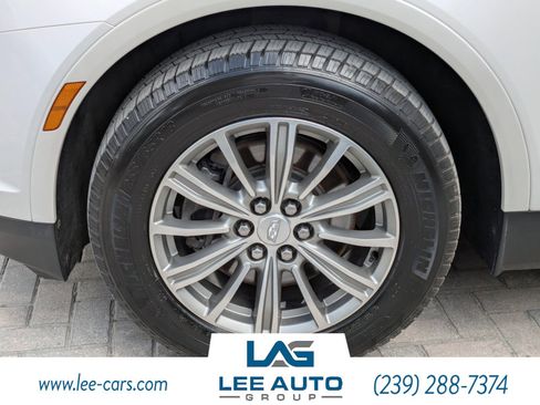Used 2017 Cadillac XT5 Luxury w/ Driver Awareness Package FWD image 9