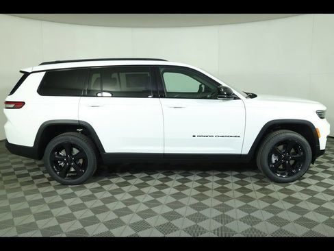 New 2025 Jeep Grand Cherokee L Altitude image 14