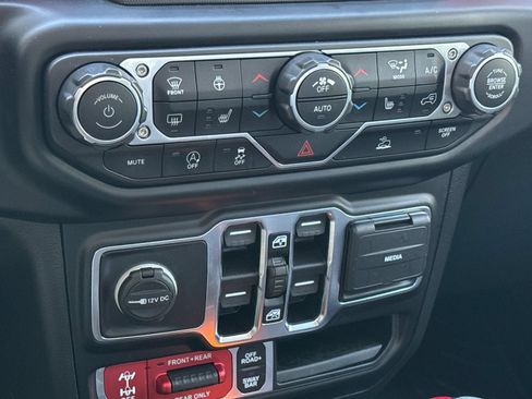Used 2022 Jeep Gladiator Rubicon w/ LED Lighting Group AWD/4WD image 23