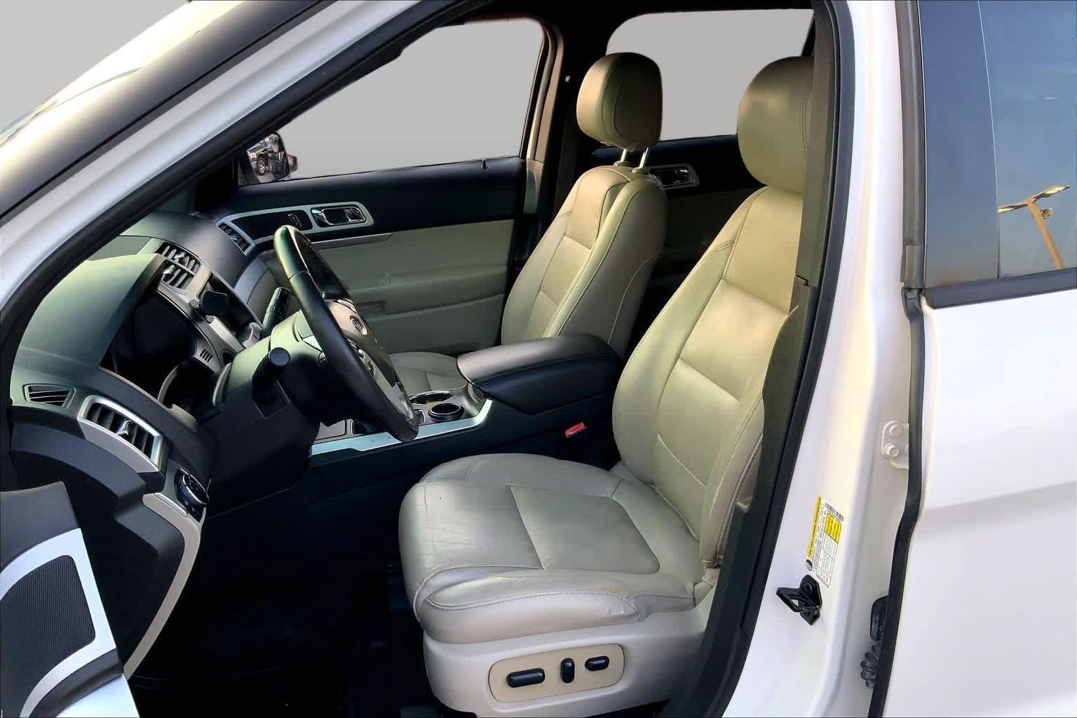 Used 2015 Ford Explorer XLT w/ Equipment Group 202B FWD image 8