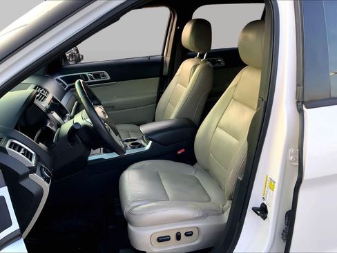 Used 2015 Ford Explorer XLT w/ Equipment Group 202B FWD image 8