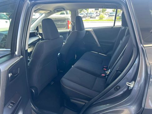 Used 2018 Toyota RAV4 LE AWD/4WD image 15