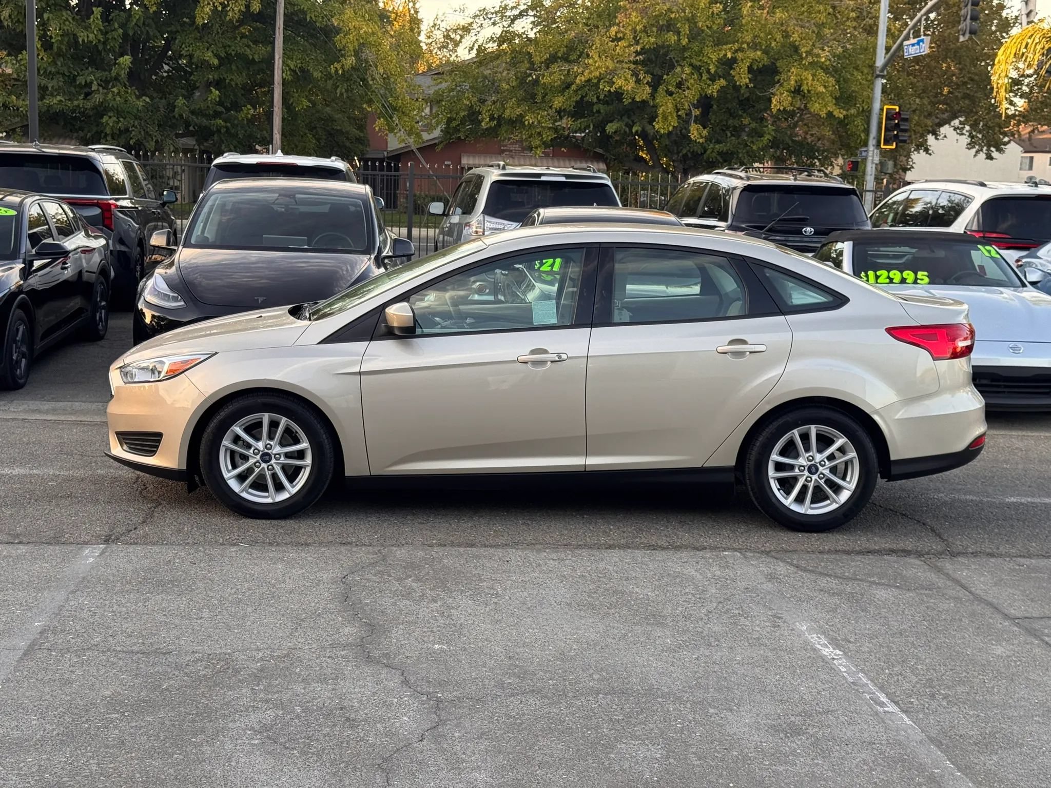 Used 2018 Ford Focus SE FWD image 3