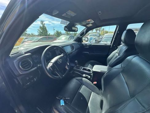 Used 2021 Toyota Tacoma TRD Sport w/ TRD Premium Sport Package AWD/4WD image 10
