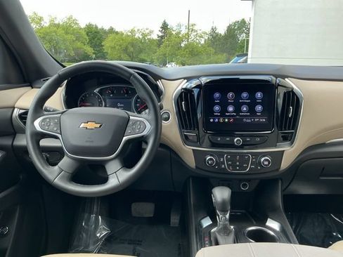 Used 2023 Chevrolet Traverse LT FWD image 2
