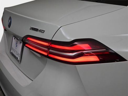 Used 2025 BMW i5 xDrive40 w/ Premium Package image 37