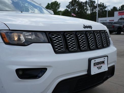 Used 2018 Jeep Grand Cherokee Altitude image 26