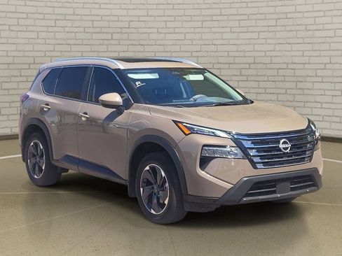 Used 2024 Nissan Rogue SV w/ SV Premium Package FWD image 3