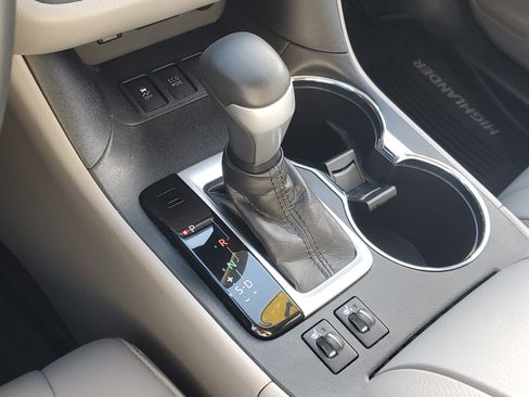 Used 2019 Toyota Highlander XLE image 38