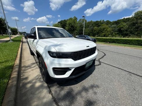 Used 2023 Jeep Grand Cherokee Altitude AWD/4WD image 4