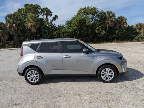 Certified 2025 Kia Soul LX image 10