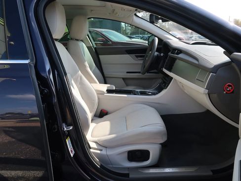 Used 2017 Jaguar XF Prestige image 26