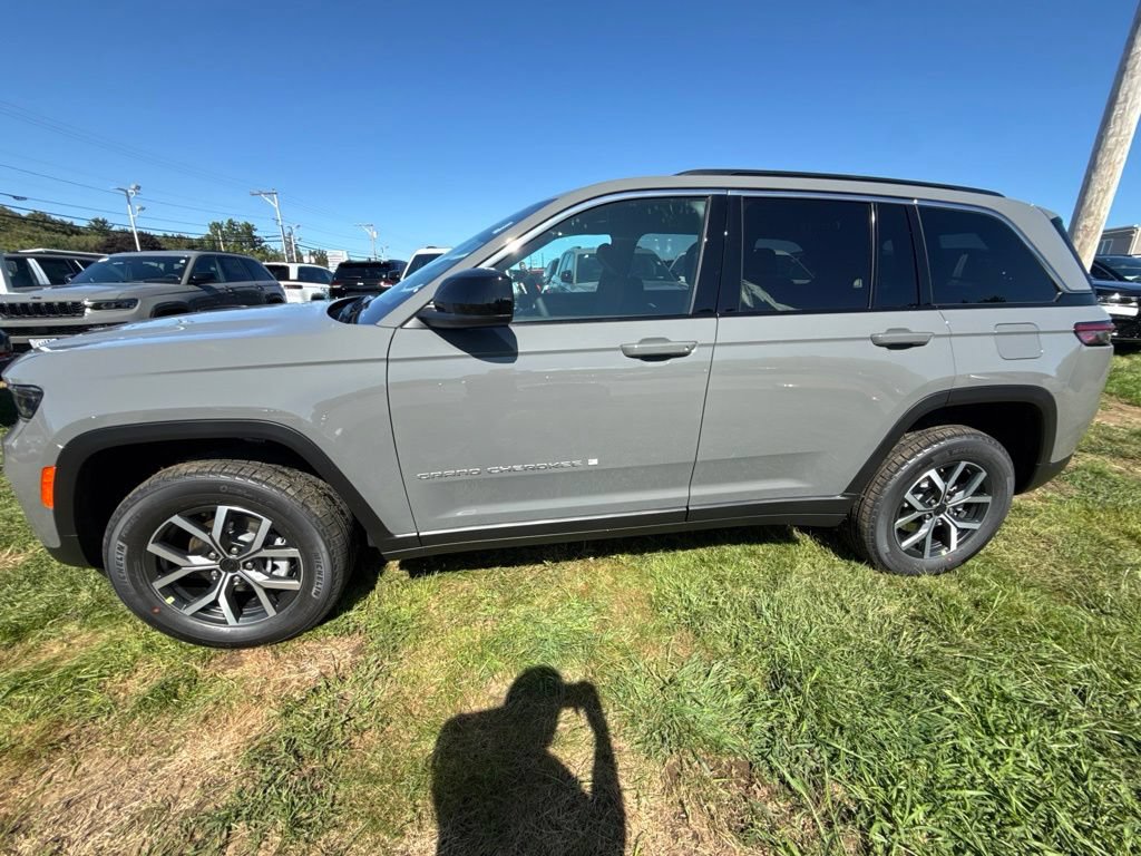 New 2027 Jeep Grand Cherokee Laredo X AWD/4WD image 2