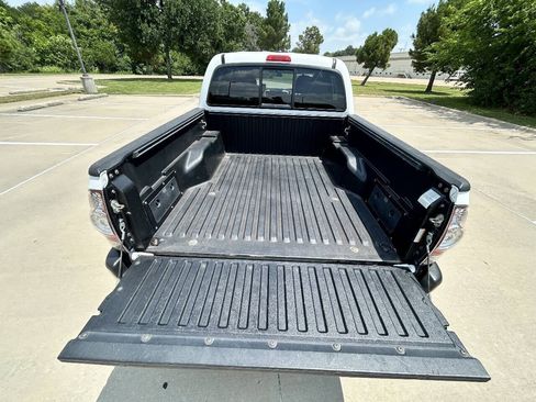 Used 2015 Toyota Tacoma PreRunner w/ SR5 Package RWD image 9