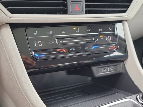 Certified 2025 Volkswagen Jetta SE image 23