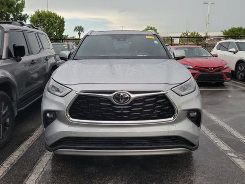 Used 2022 Toyota Highlander Platinum FWD image 2