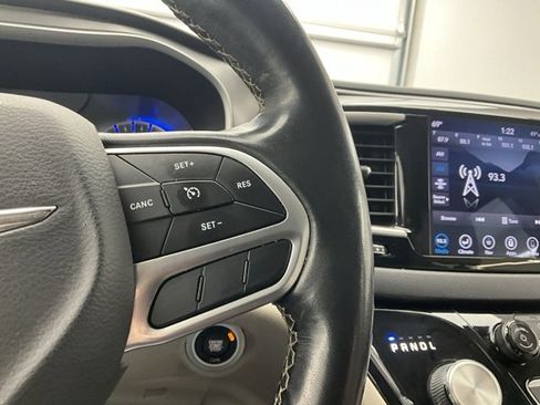 Used 2020 Chrysler Pacifica Touring-L Plus image 19