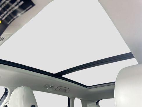 Certified 2025 Volkswagen Taos SE image 13