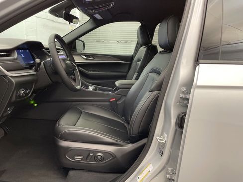 New 2025 Jeep Grand Cherokee Limited w/ Black Appearance Package image 17