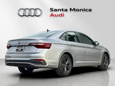 Used 2024 Volkswagen Jetta SE w/ Panoramic Sunroof Package image 4