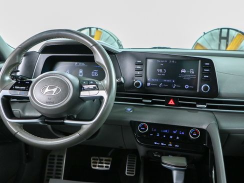 Used 2025 Hyundai Elantra Sport FWD image 17
