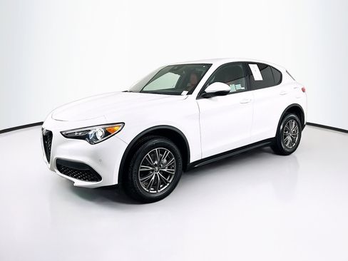 Used 2023 Alfa Romeo Stelvio Sprint image 3