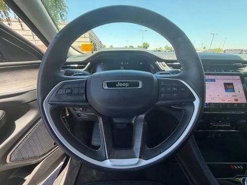 Used 2022 Jeep Grand Cherokee Limited w/ Luxury Tech Group II RWD image 16