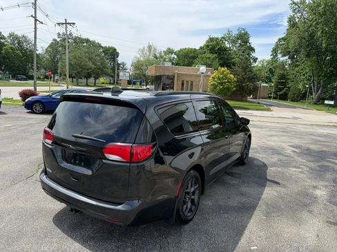 Used 2019 Chrysler Pacifica Touring-L Plus FWD image 5
