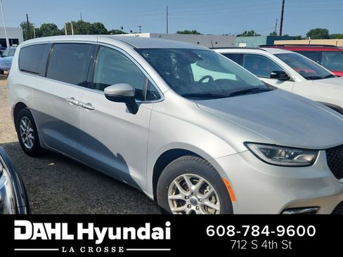 Used 2023 Chrysler Pacifica Touring-L FWD image 1