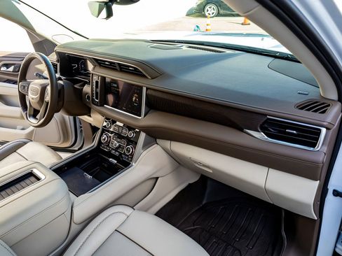 Used 2024 GMC Yukon XL Denali w/ Advanced Technology Package image 17