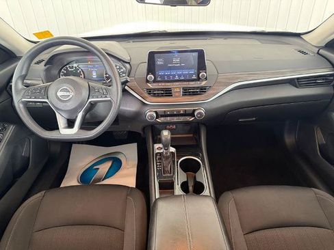 Used 2024 Nissan Altima 2.5 SV FWD image 3