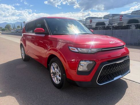 Used 2022 Kia Soul LX w/ Technology Package FWD image 3