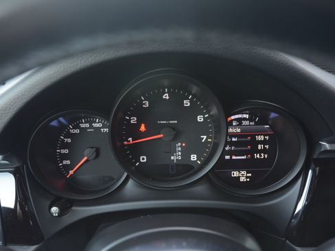 Certified 2019 Porsche Macan AWD/4WD image 17