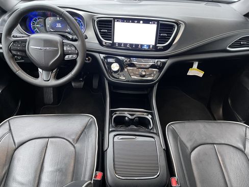 Used 2023 Chrysler Pacifica Limited w/ S Appearance Package image 13