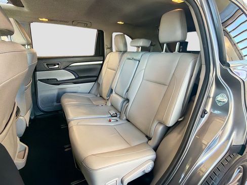 Used 2017 Toyota Highlander XLE image 30