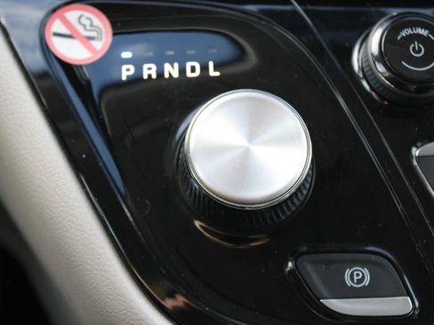 Used 2023 Chrysler Pacifica Touring-L image 33