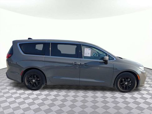 Used 2023 Chrysler Pacifica Touring-L FWD image 3