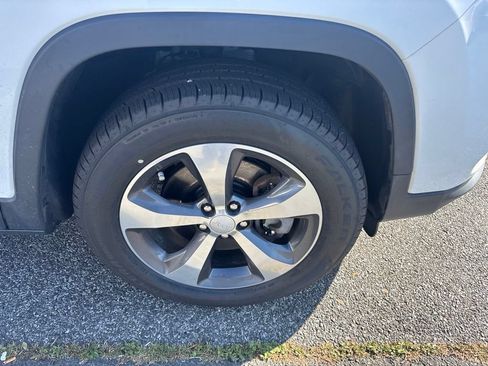 Used 2019 Jeep Cherokee Limited AWD/4WD image 9