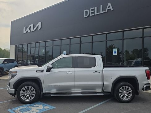 Used 2022 GMC Sierra 1500 Denali w/ Technology Package AWD/4WD image 2