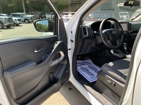 Used 2023 Nissan Frontier SV w/ SV Convenience Package RWD image 6