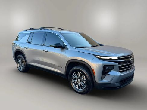 Used 2024 Chevrolet Traverse LT FWD image 2